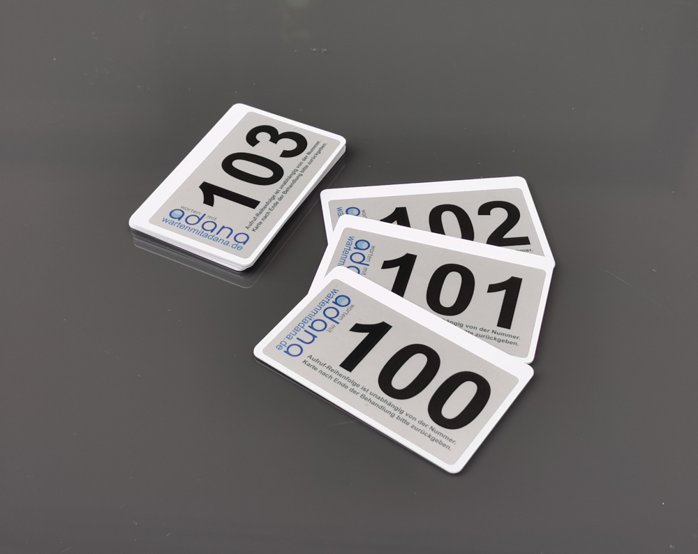 Mülleimer voller gedruckter Wartemarken zum Patientenaufruf nicht nachhaltig